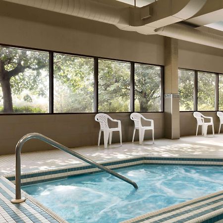 Travelodge By Wyndham Toronto East Экстерьер фото