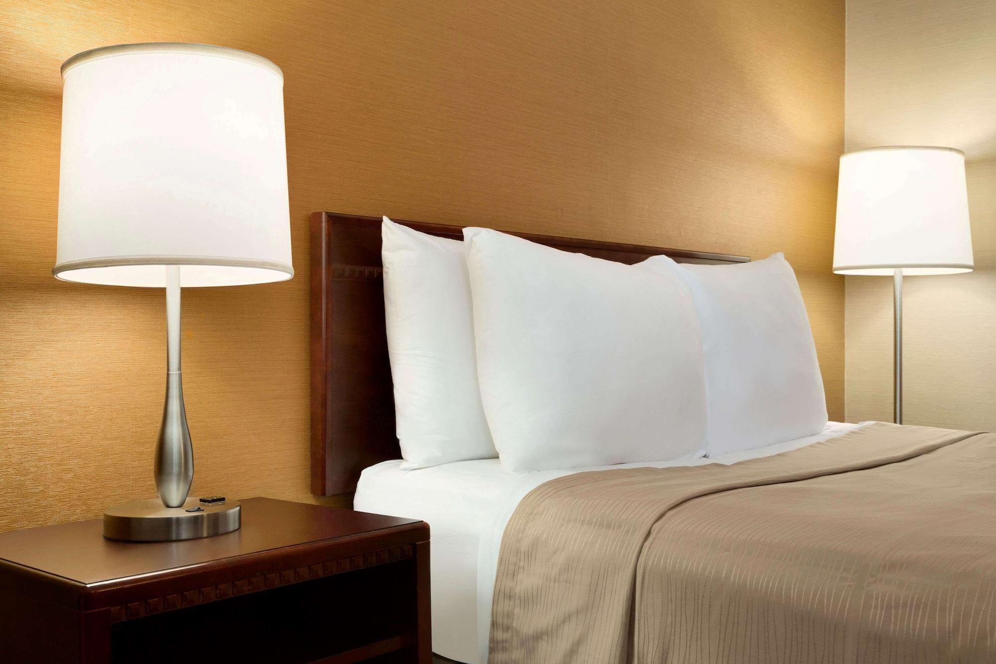 Travelodge By Wyndham Toronto East Экстерьер фото