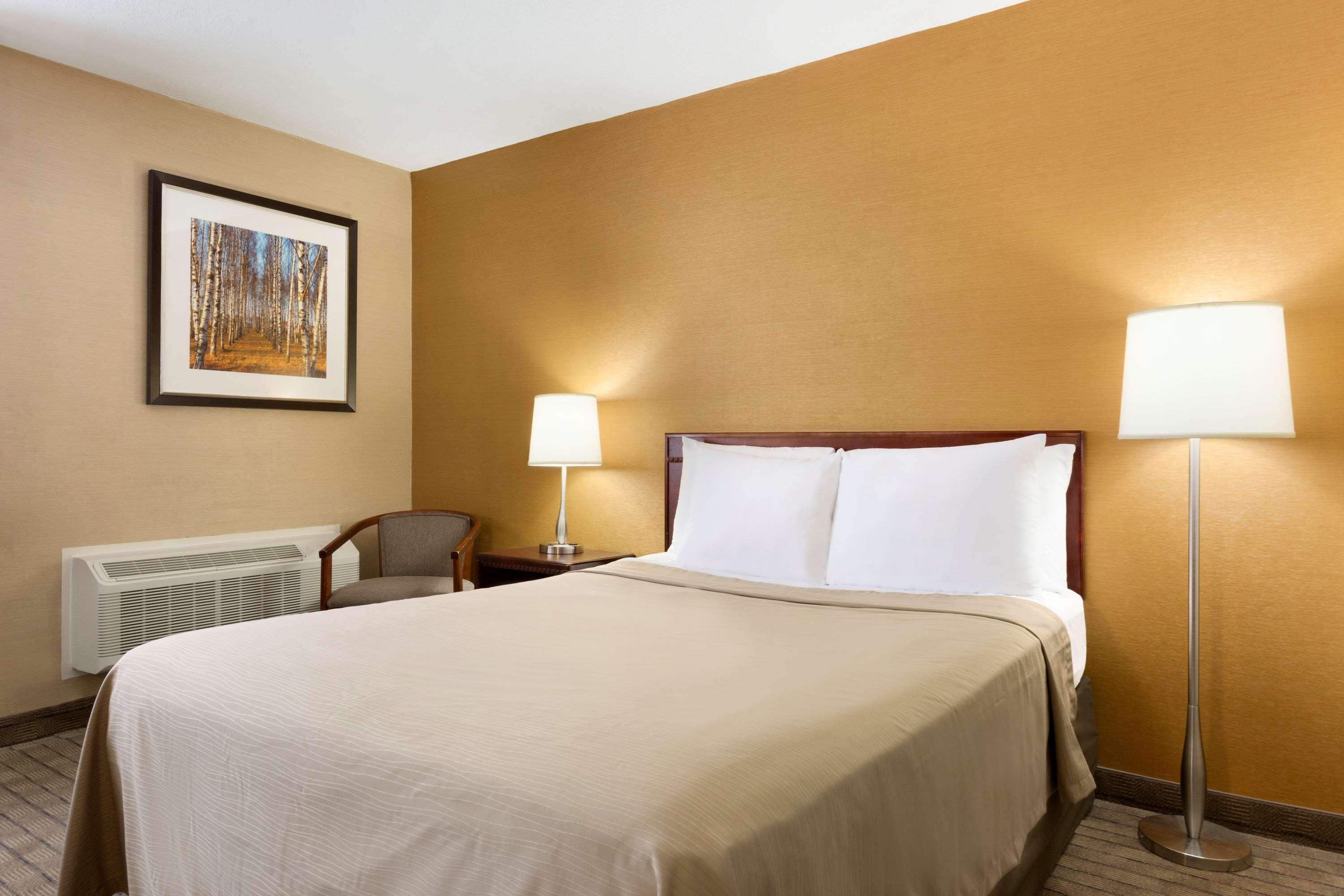 Travelodge By Wyndham Toronto East Экстерьер фото