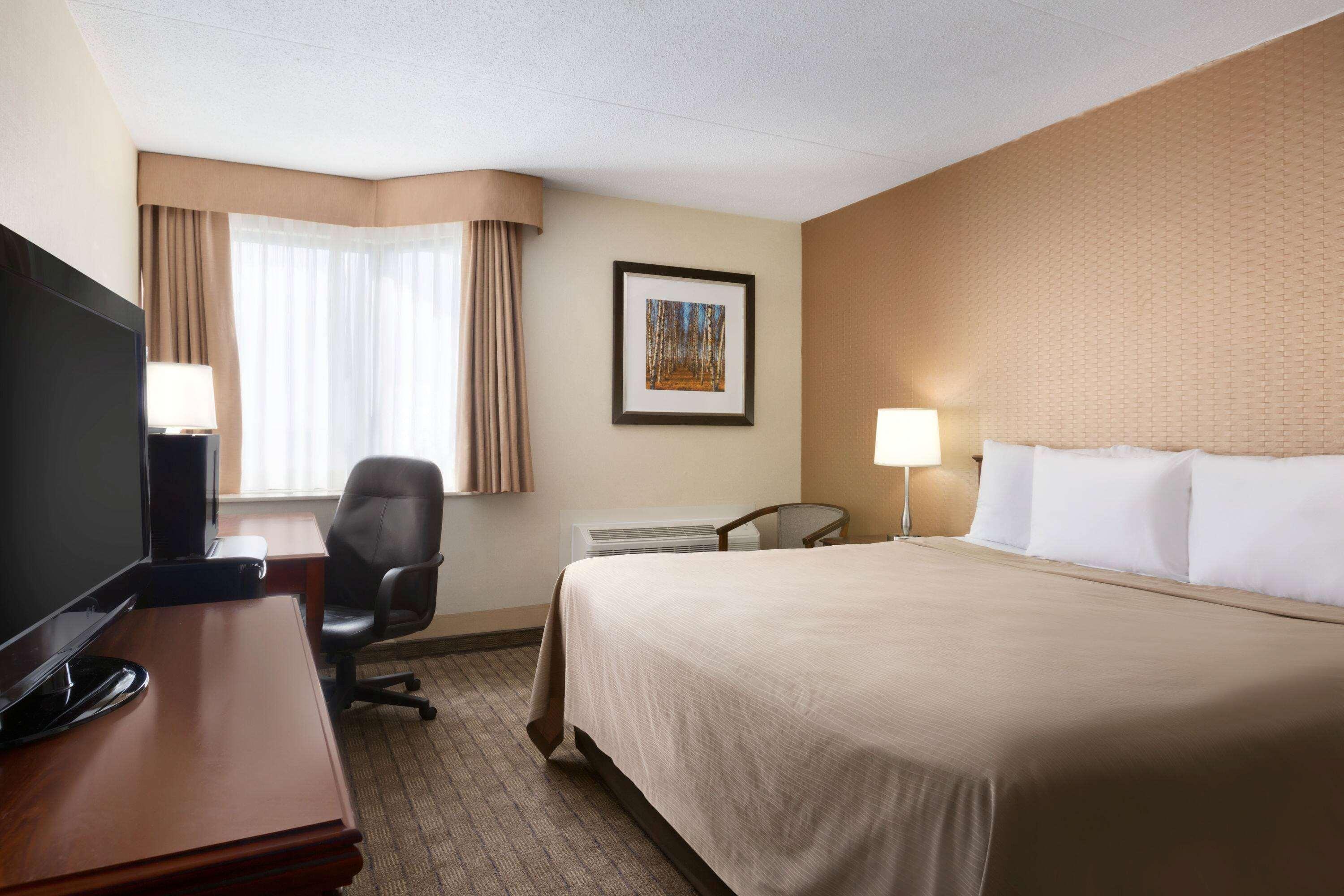 Travelodge By Wyndham Toronto East Экстерьер фото
