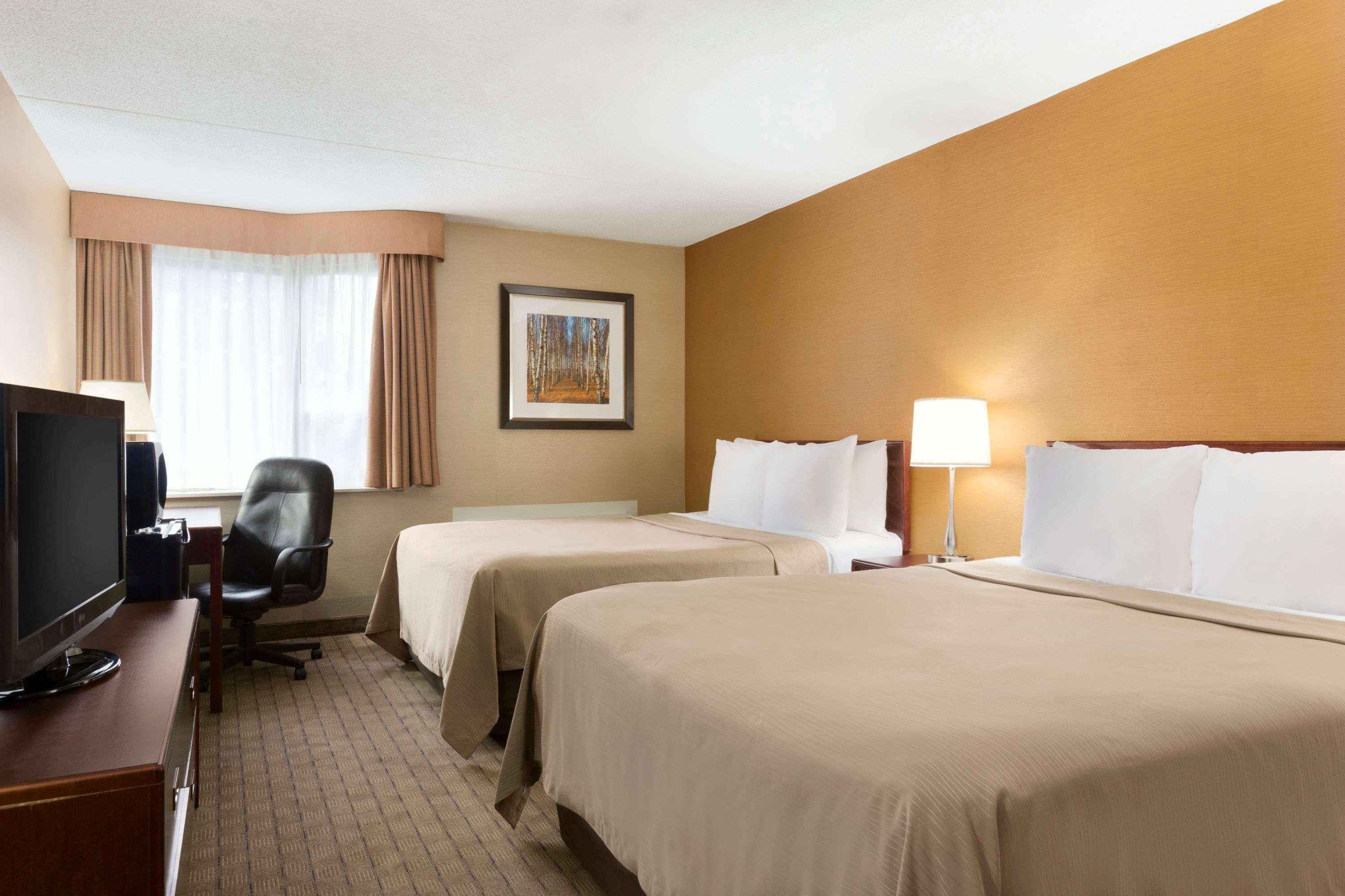 Travelodge By Wyndham Toronto East Экстерьер фото