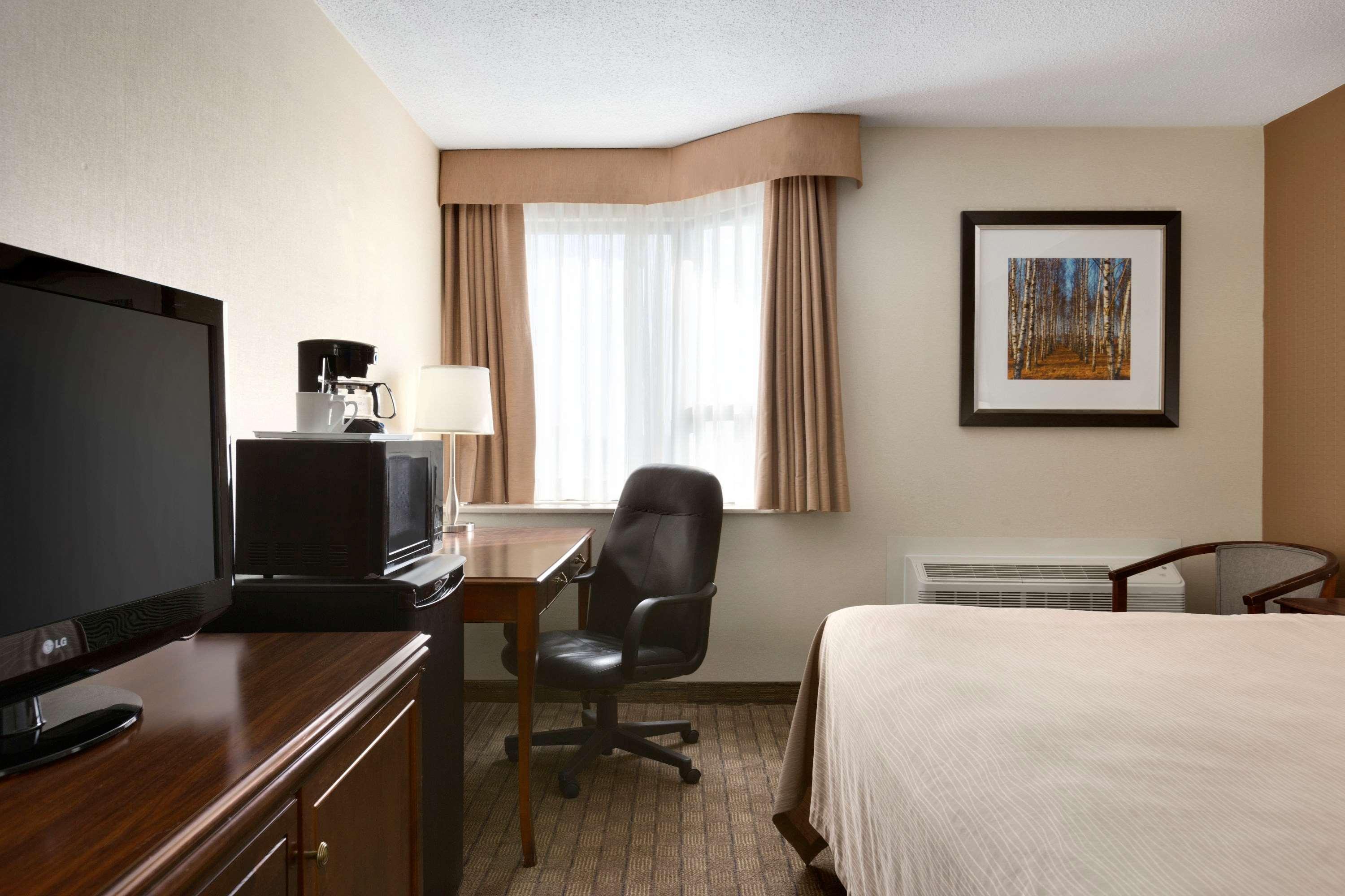 Travelodge By Wyndham Toronto East Экстерьер фото