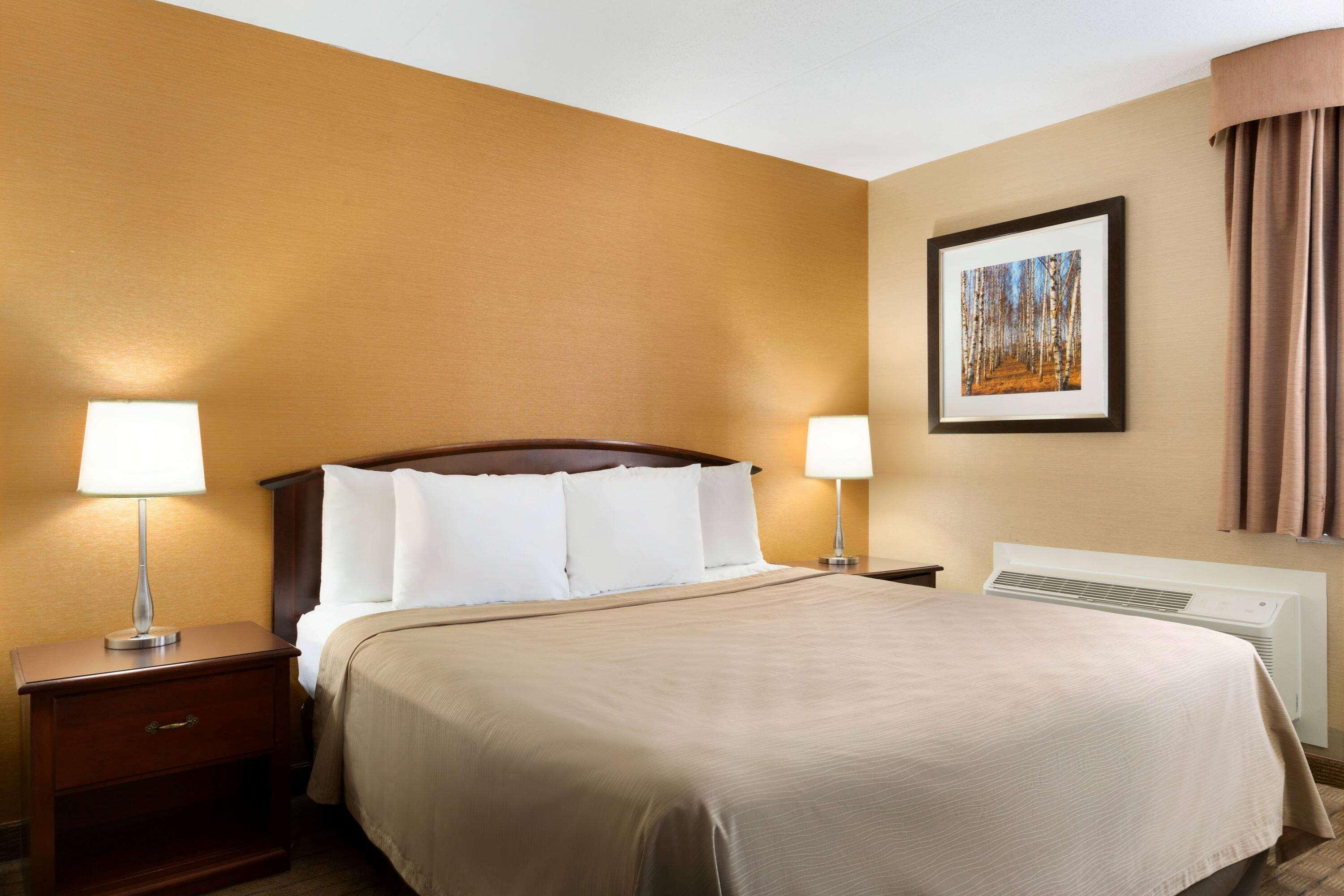 Travelodge By Wyndham Toronto East Экстерьер фото