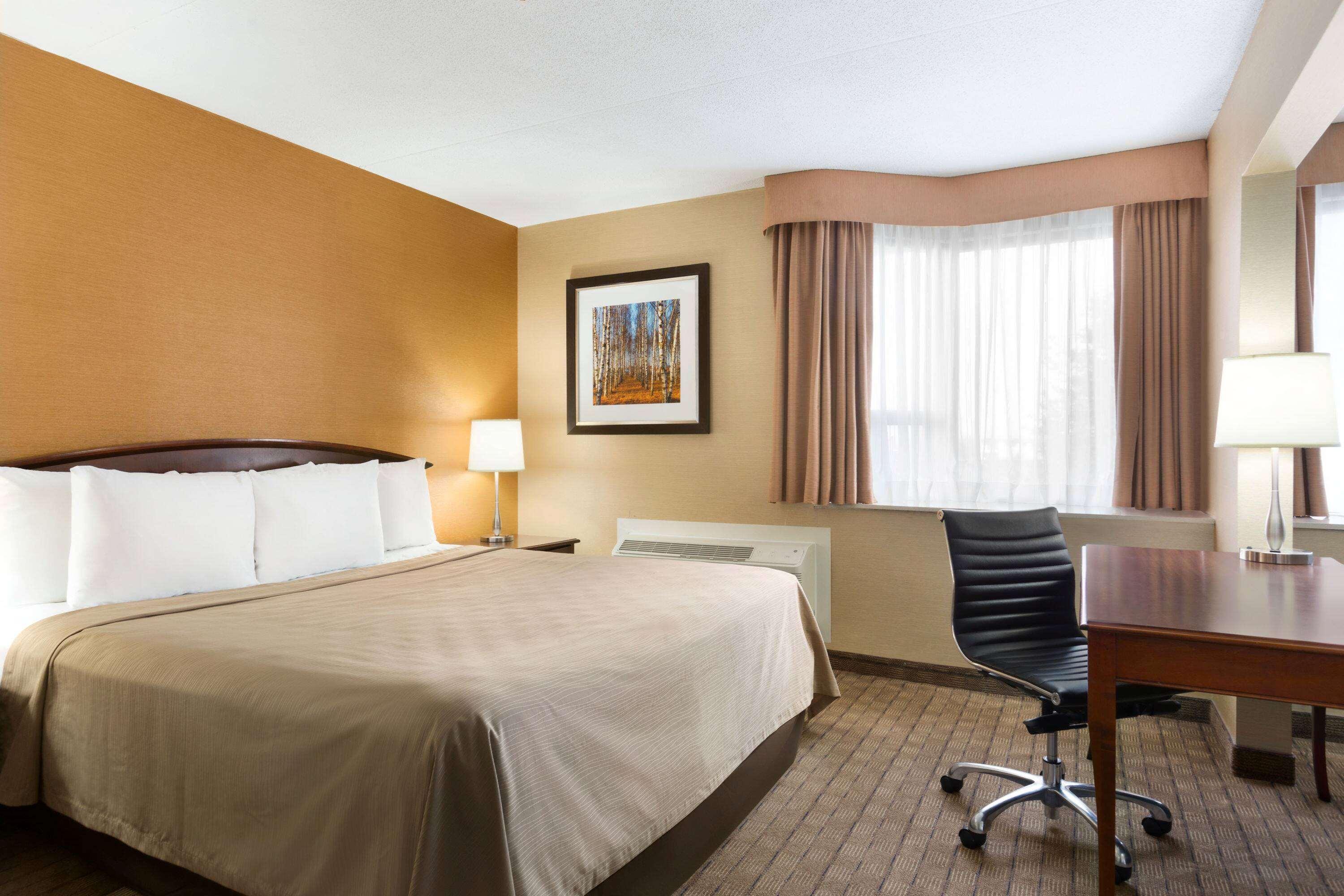 Travelodge By Wyndham Toronto East Экстерьер фото