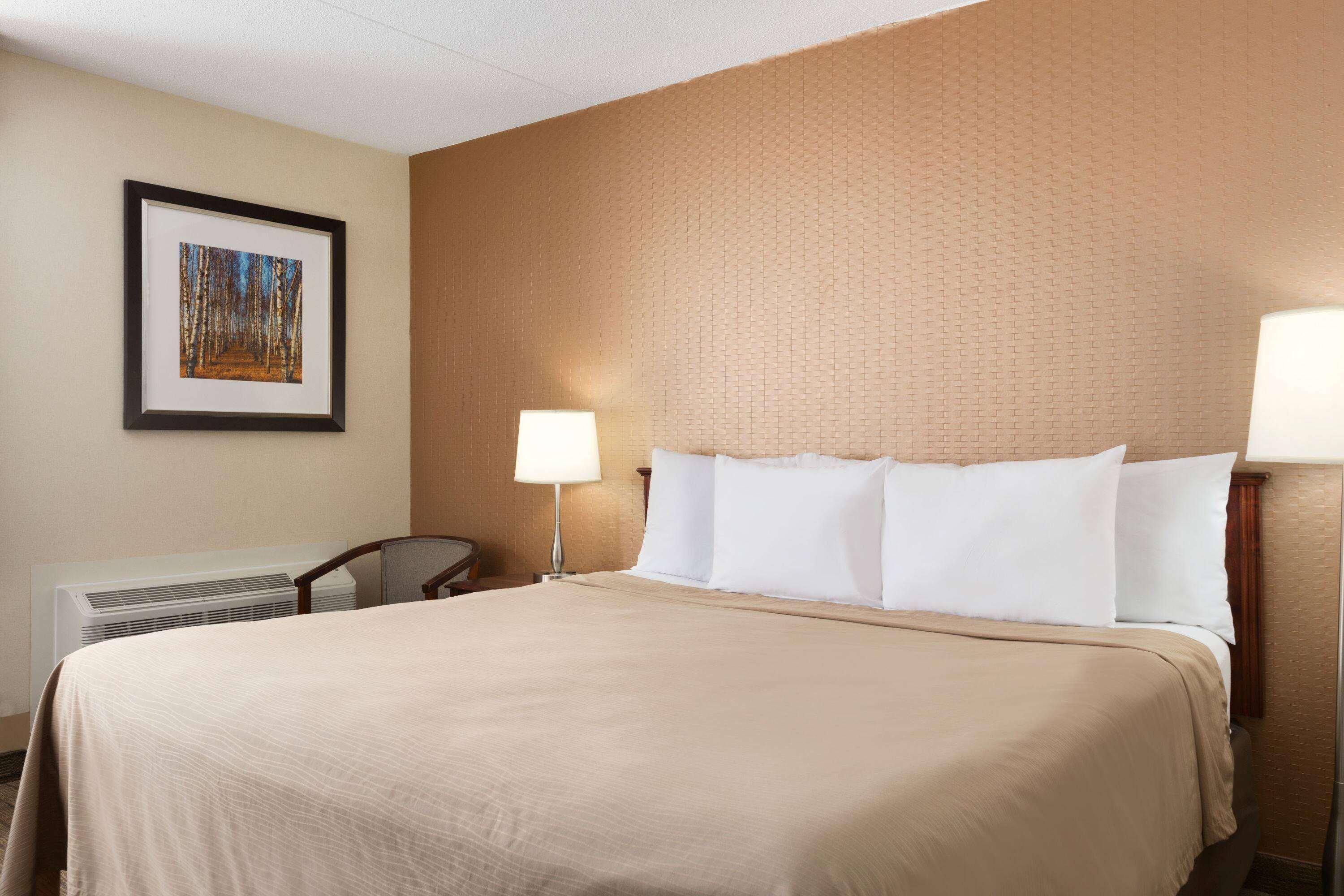 Travelodge By Wyndham Toronto East Экстерьер фото