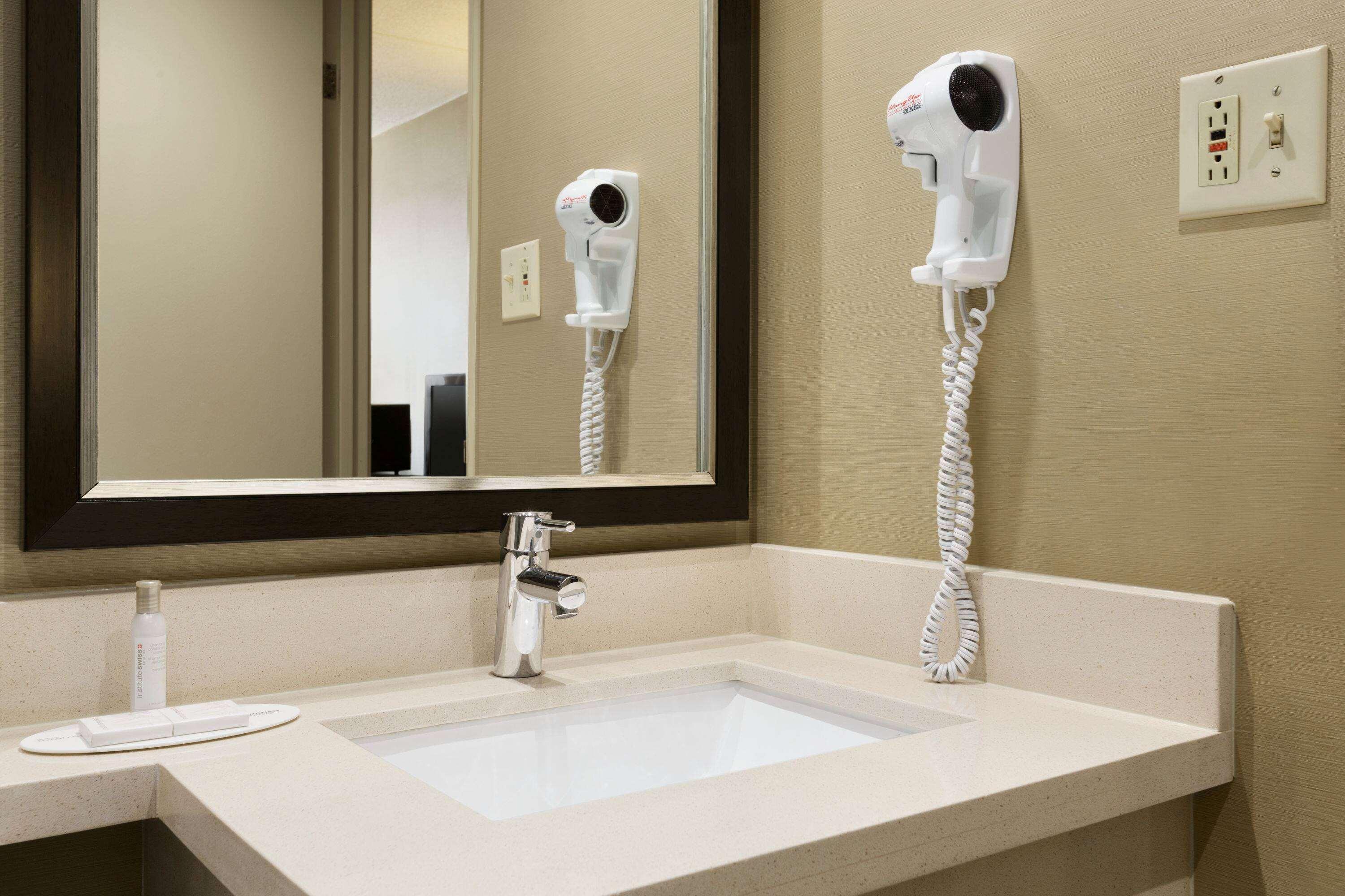 Travelodge By Wyndham Toronto East Экстерьер фото