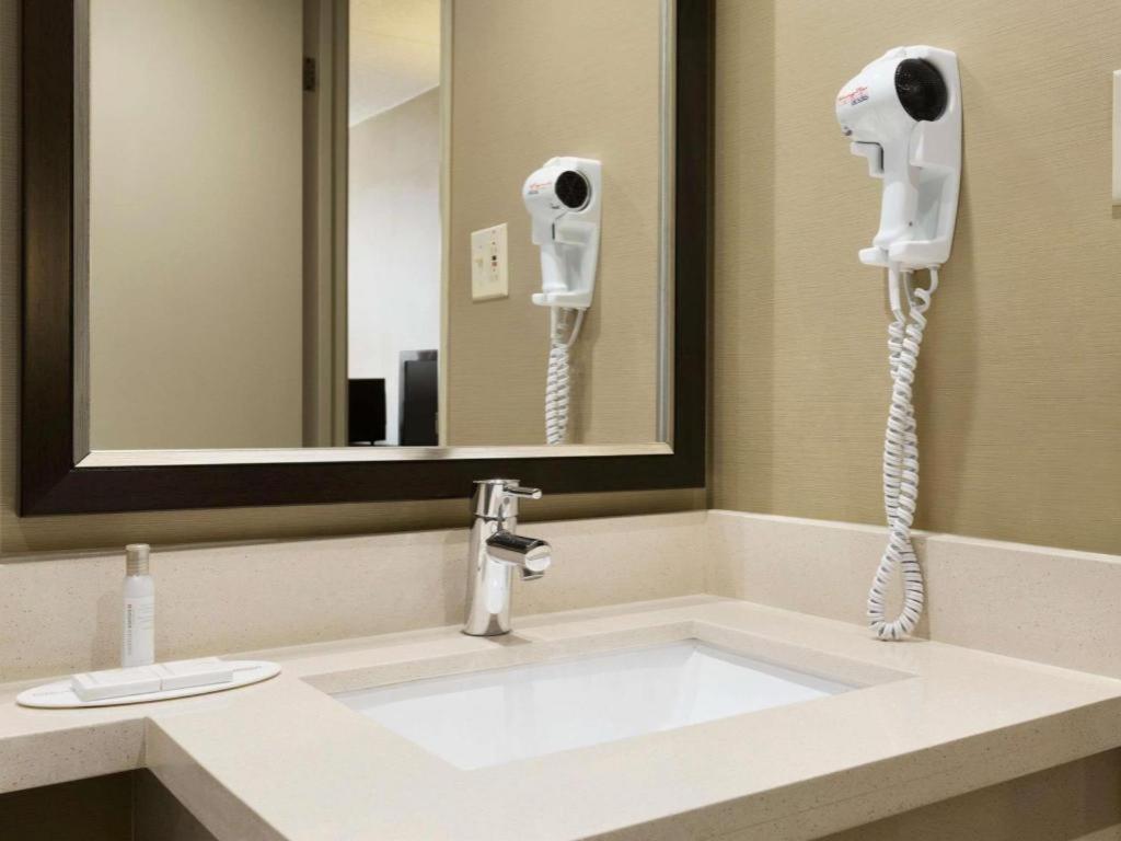 Travelodge By Wyndham Toronto East Экстерьер фото