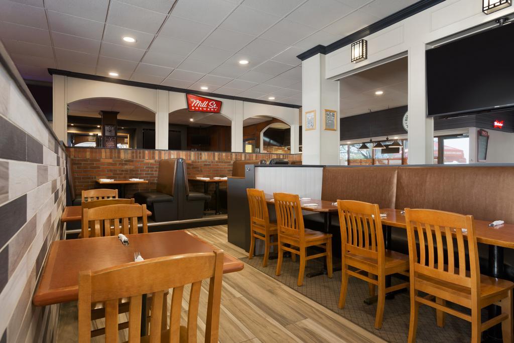 Travelodge By Wyndham Toronto East Экстерьер фото