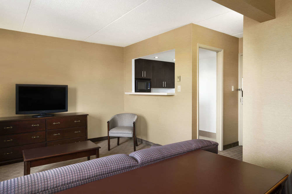 Travelodge By Wyndham Toronto East Экстерьер фото