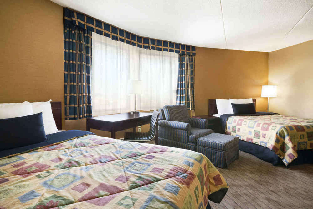 Travelodge By Wyndham Toronto East Экстерьер фото