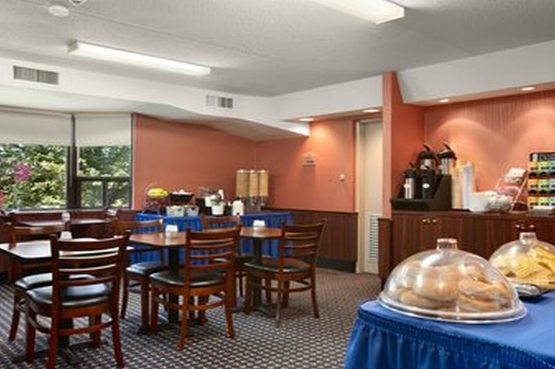 Travelodge By Wyndham Toronto East Экстерьер фото