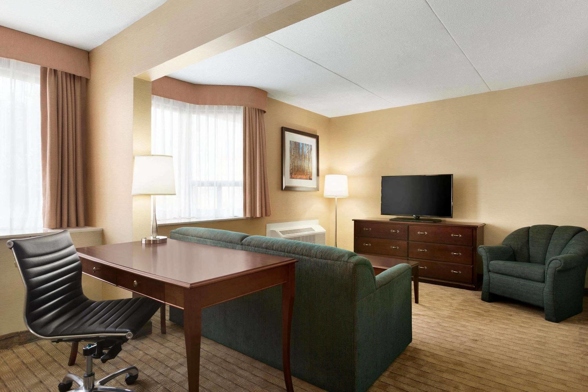 Travelodge By Wyndham Toronto East Экстерьер фото