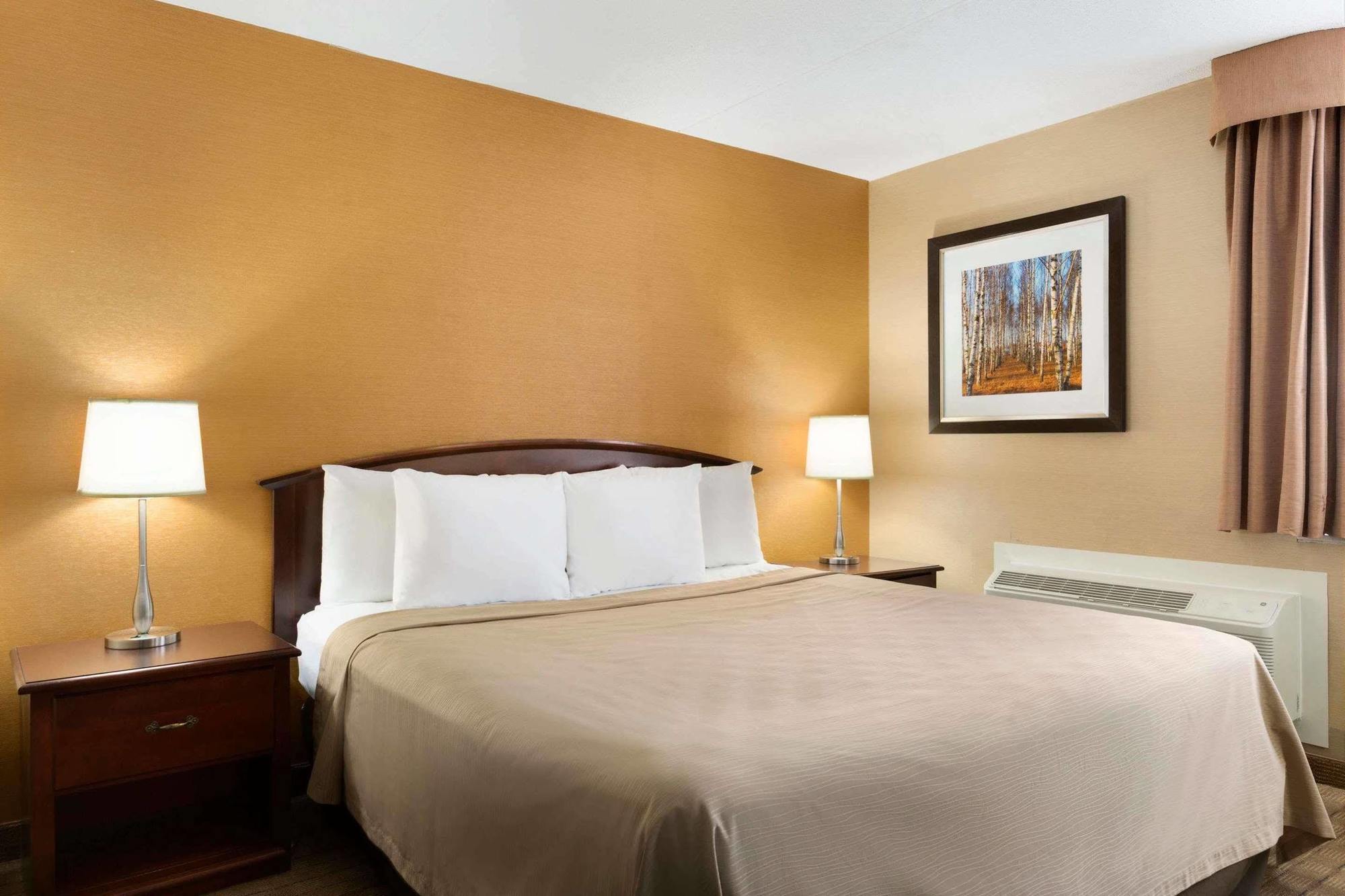 Travelodge By Wyndham Toronto East Экстерьер фото