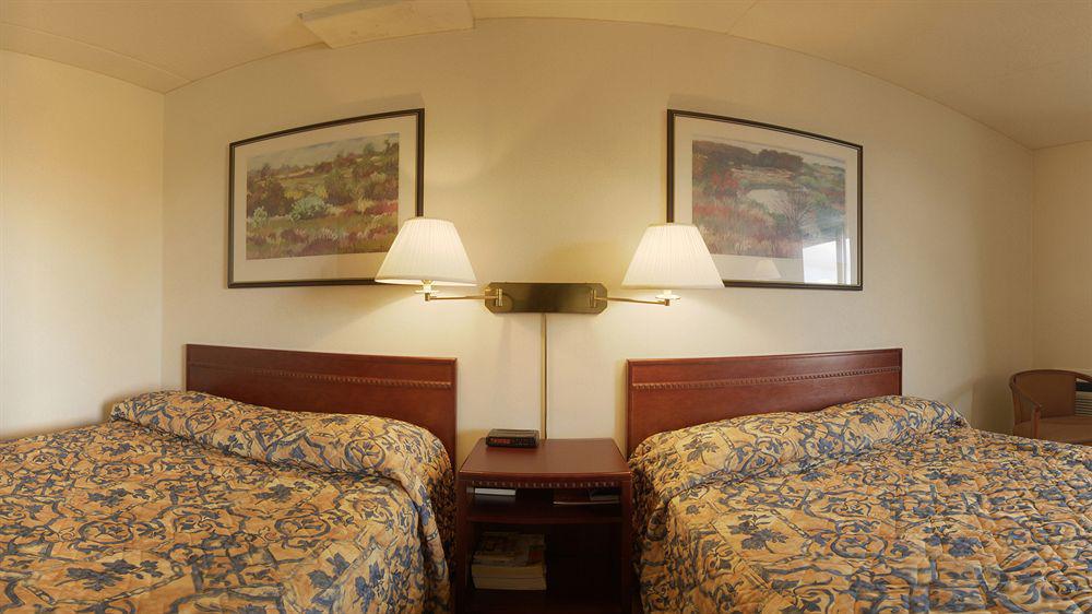 Travelodge By Wyndham Toronto East Экстерьер фото