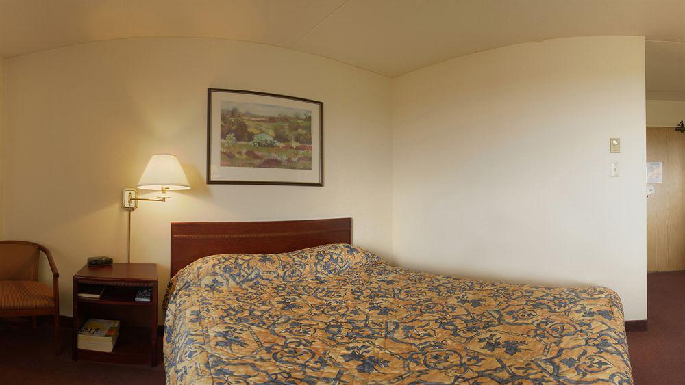 Travelodge By Wyndham Toronto East Экстерьер фото